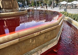 La Fuente de las Batallas teñida de rojo este miércoles.
