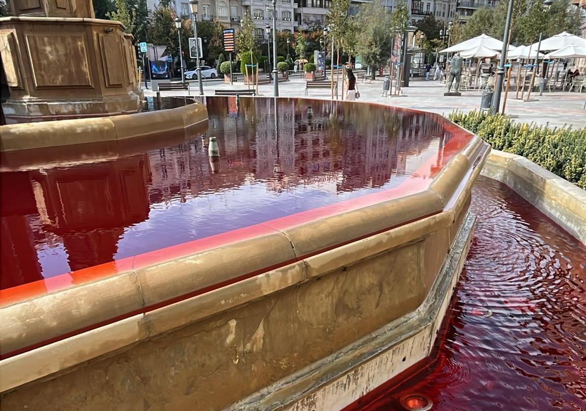 Tiñen de rojo la Fuente de las Batallas