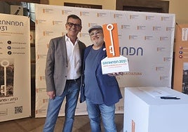 El concejal de Cultura, Juan Ramón Ferreira, y MagoMigue.