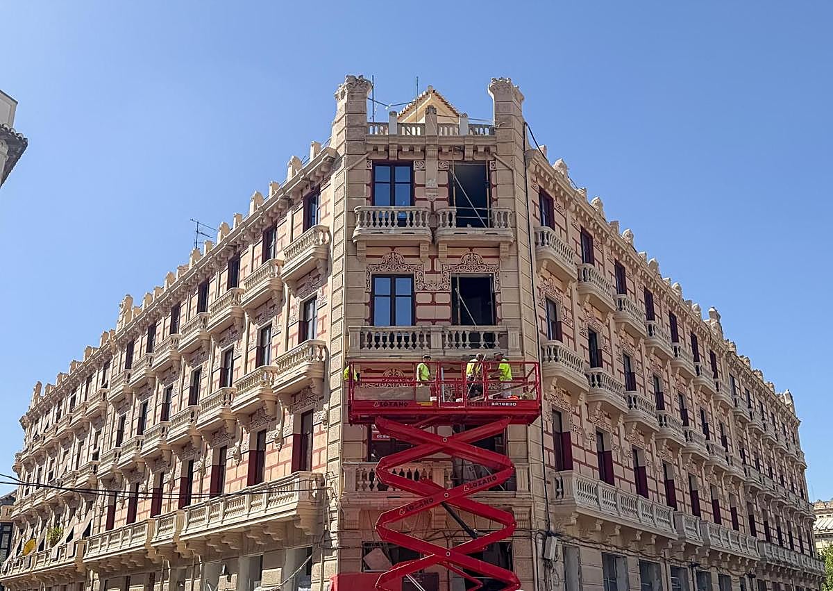 Imagen secundaria 1 - Detalles de las habitaciones y la fachada del edificio en rehabilitación, que se está transformando en el hostel de The Central House.