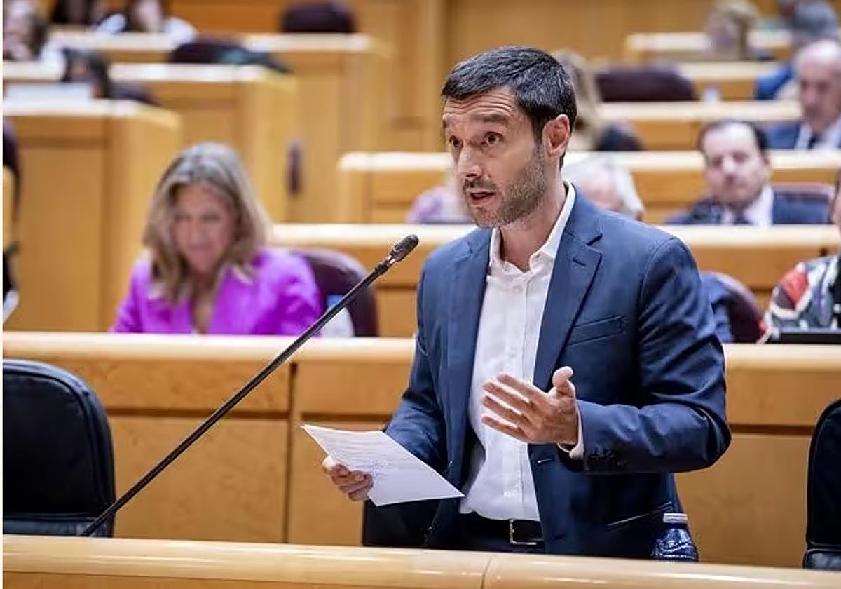 El ministro Bustinduy en el Senado.