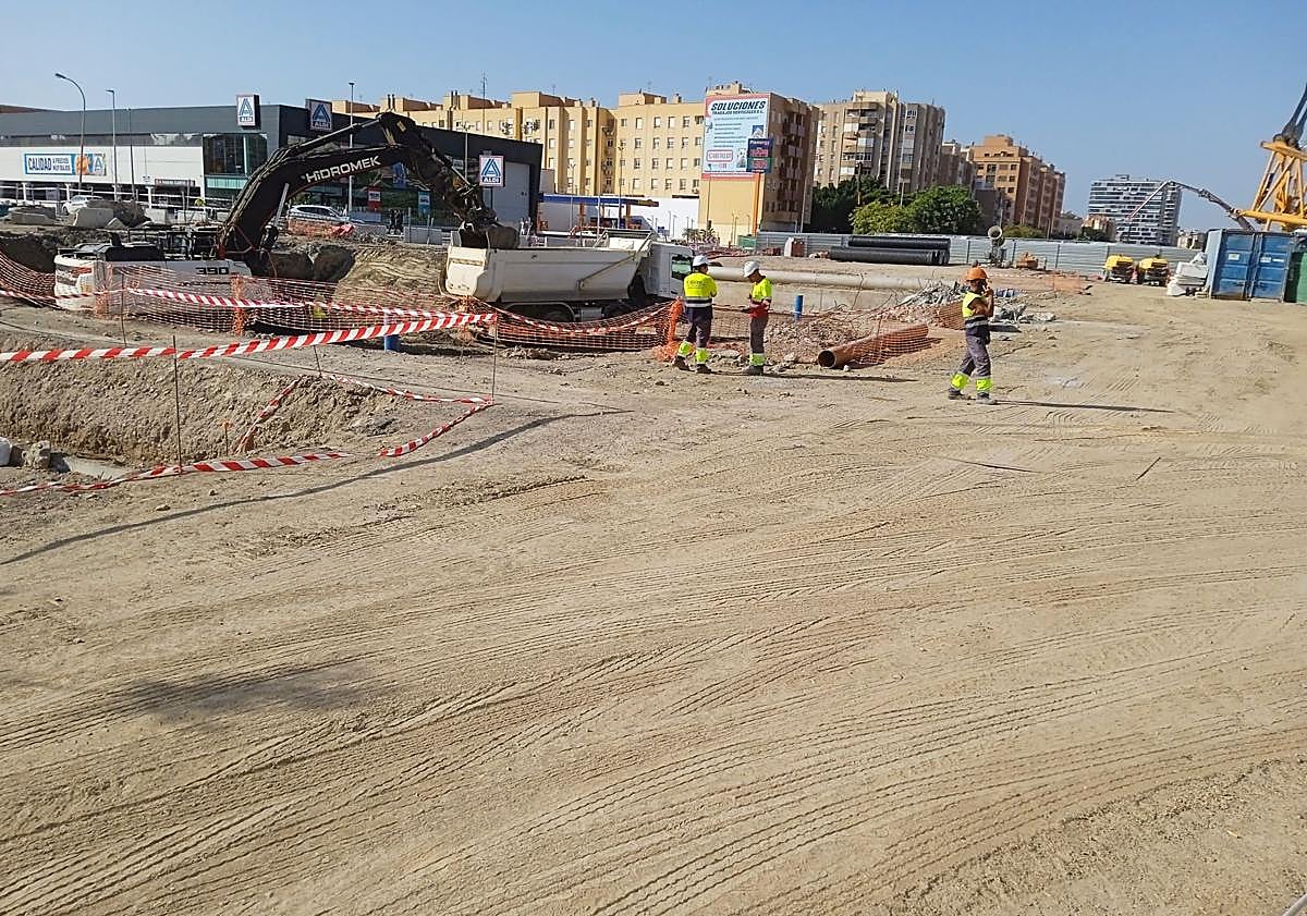 Imagen principal - El túnel del AVE atraviesa ya la avenida del Mediterráneo y encara hacia la nueva estación de Almería