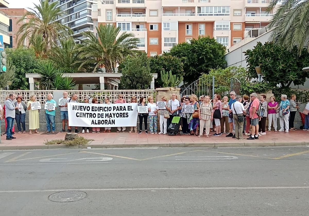 Los usuarios del Centro de Mayores Alborán exigen la construcción de un nuevo edificio en 2026