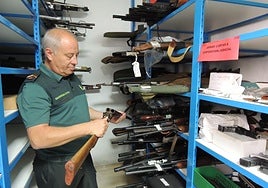 El subteniente Juan José Estebánez, con una de las escopetas intervenidas.