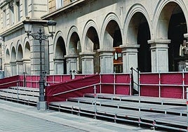 Los palcos dispuestos en la calle Ganivet