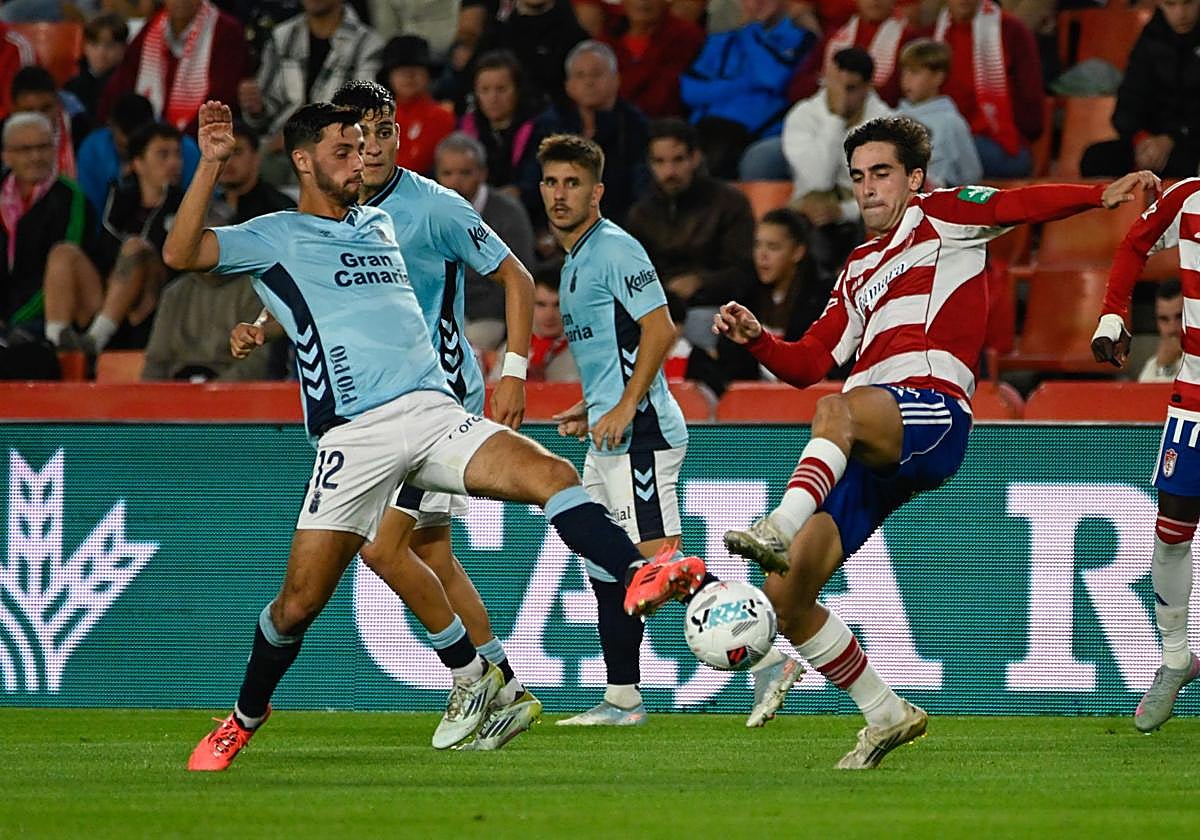 Pedro Alemañ disputa el balón durante el partido ante la UD Las Palmas, en la que de nuevo tuvo una actuación notable en el centro del campo del Granada.