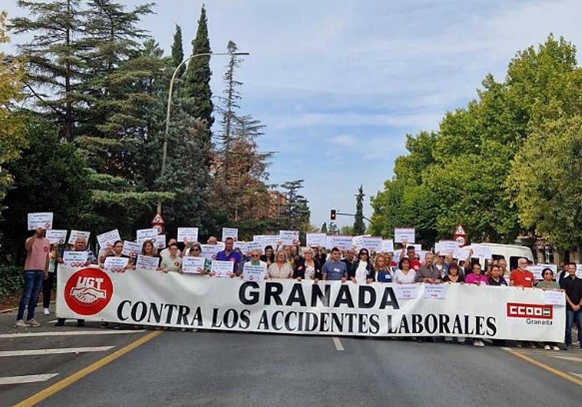 Delegados de los sindicatos UGT y CCOO se han concentrado este jueves.