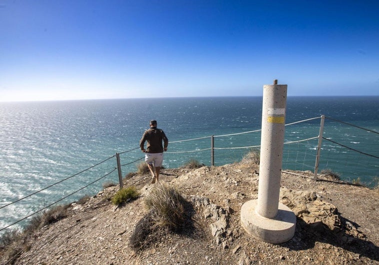 Primer paso para el mirador volado en los acantilados de La Joya de Torrenueva