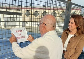 Visita de Raquel Ruz al antiguo botellódromo junto a vecinos de la zona