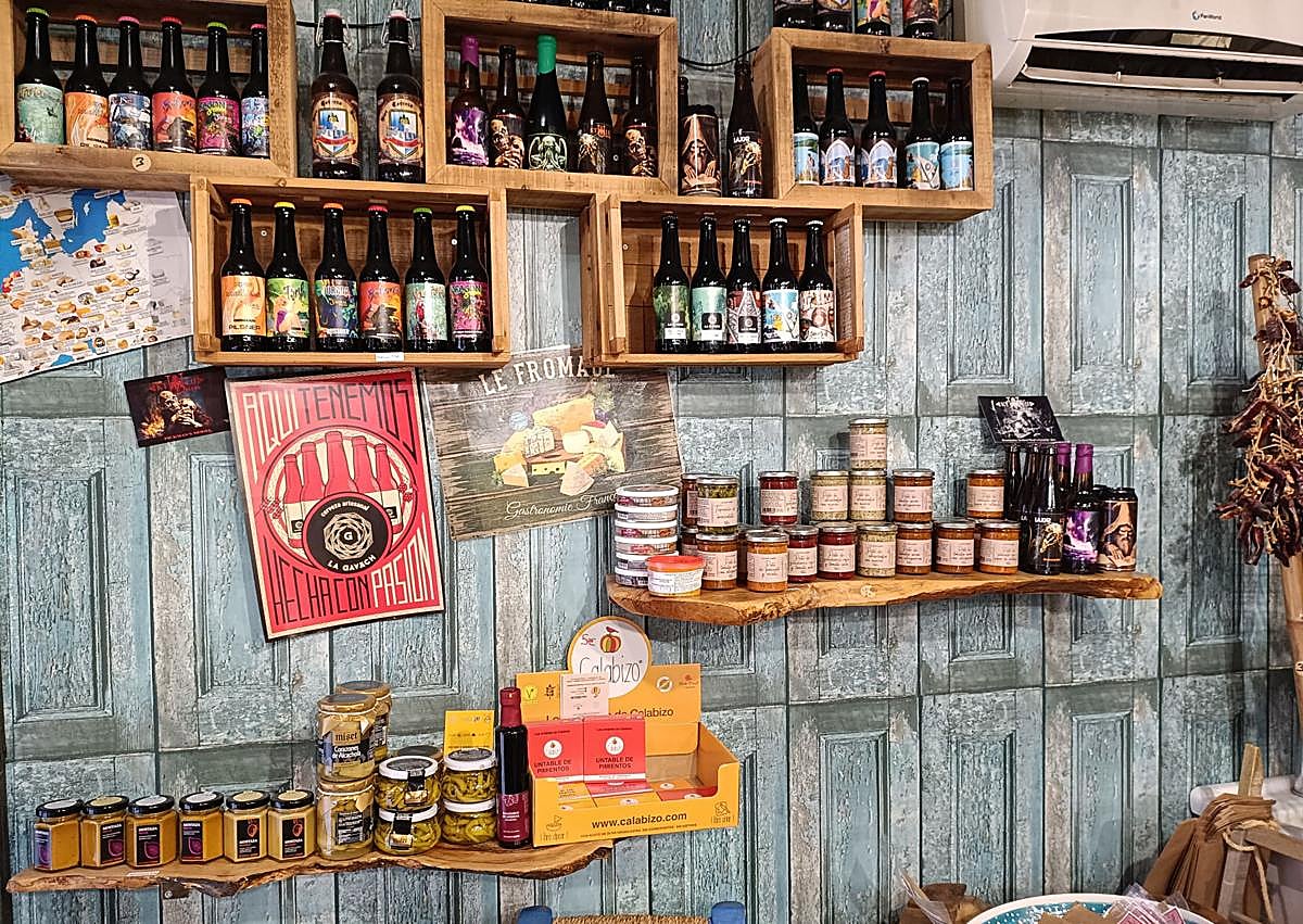 Imagen secundaria 1 - La tienda de Granada famosa por sus quesos, vermut y la sobrasada mallorquina