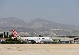 Avión de Volotea en el aeropuerto Federico García Lorca.