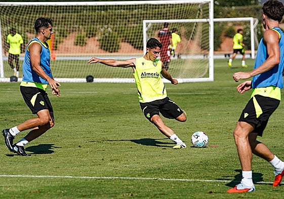Arribas durante un entrenamiento con el Almería