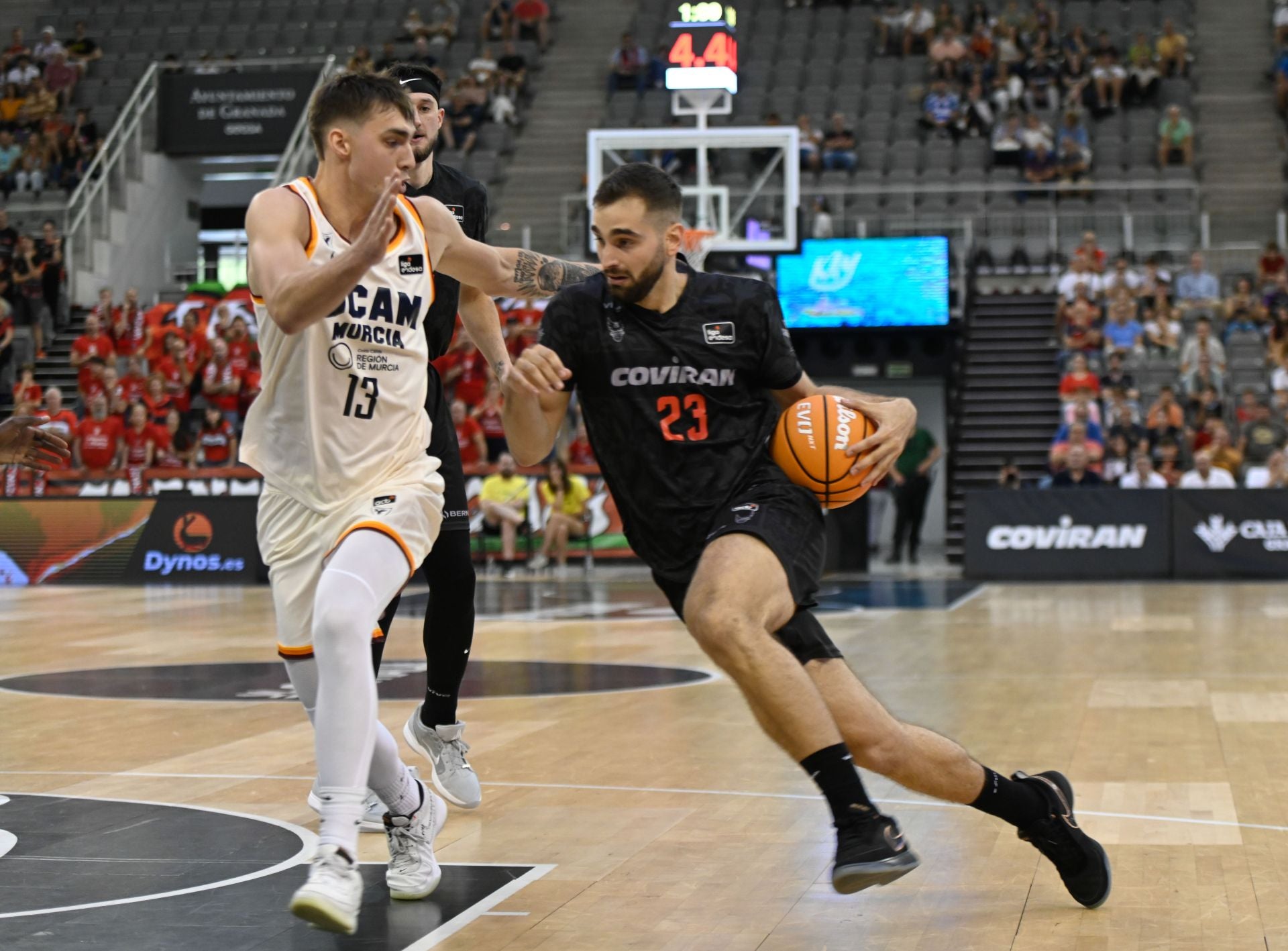 Jovan Kljajic penetra hacia el aro en el partido de presentación contra el UCAM Murcia.