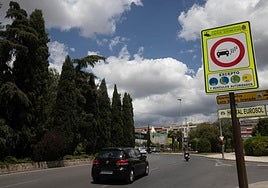 La zona de baja emisiones ya se siente en el tráfico y el metro de Granada