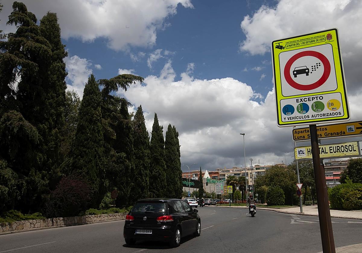 La zona de baja emisiones ya se siente en el tráfico y el metro de Granada