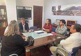 Reunión de Miguel Contreras con representantes de los vecinos.