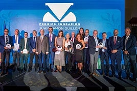 Foto de familia con los galardonados.