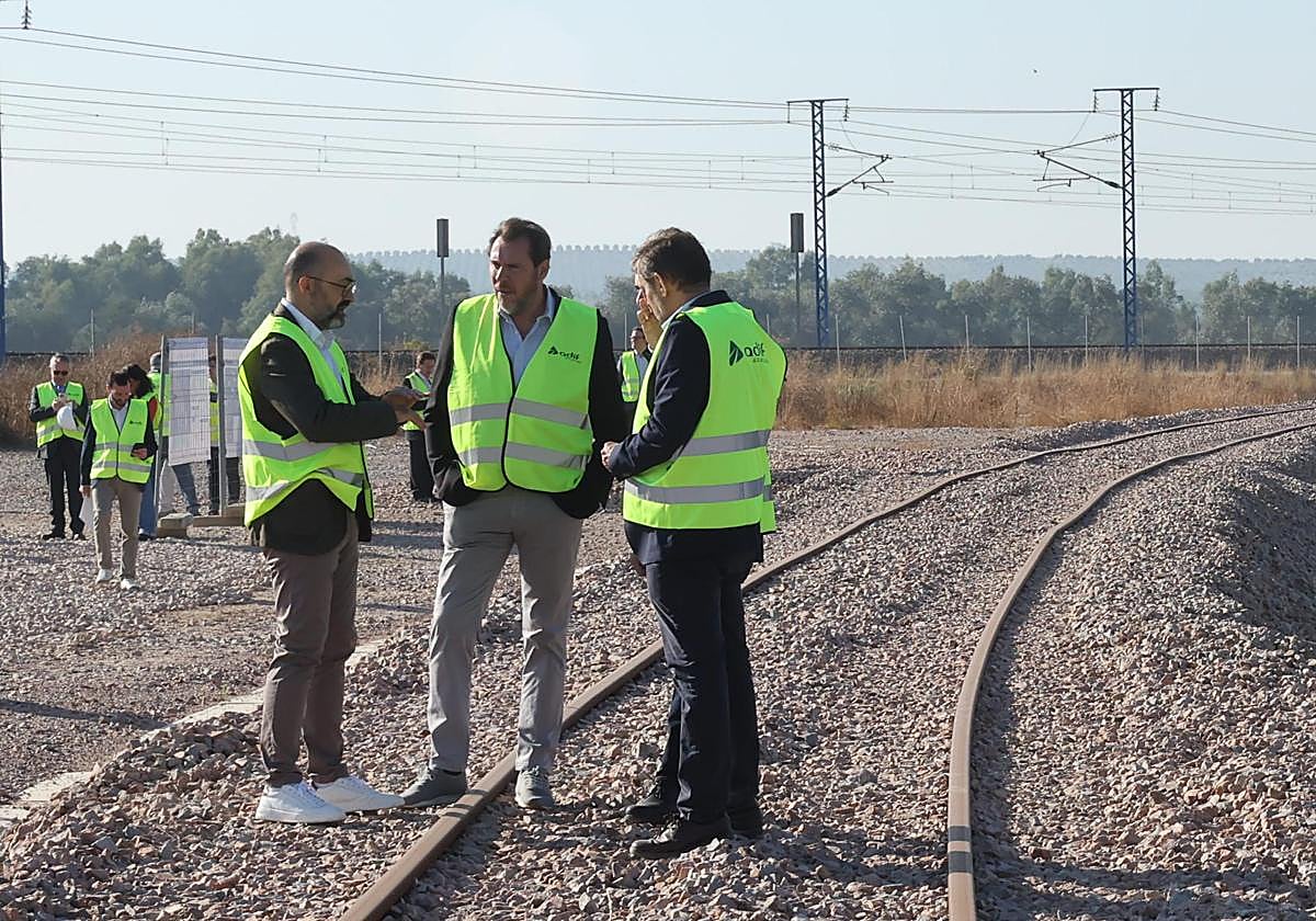 Visita del ministro Óscar Puente a las obras del baipás en Almodóvar del Río