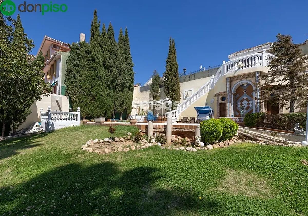 Exteriores del chalet a la venta en El Serrallo.