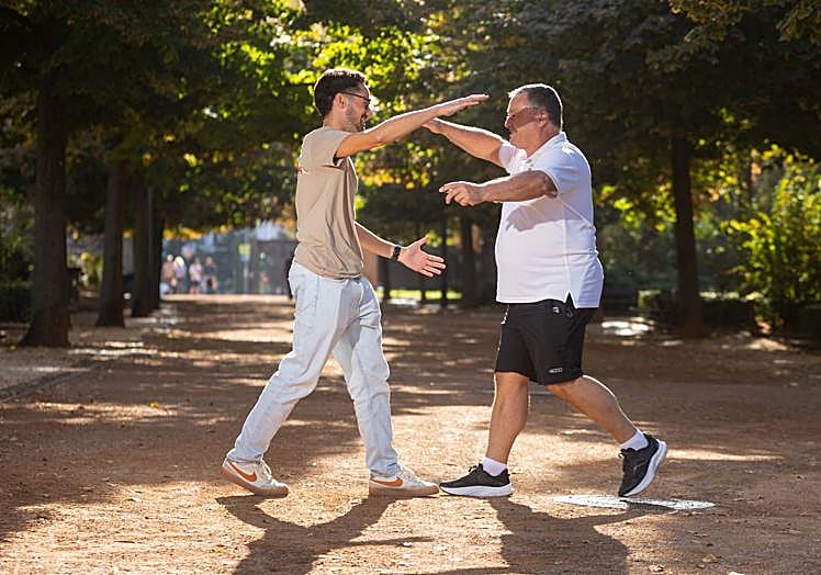 Fontes y Montiel se abrazan para sellar su vuelta a los entrenamientos juntos.
