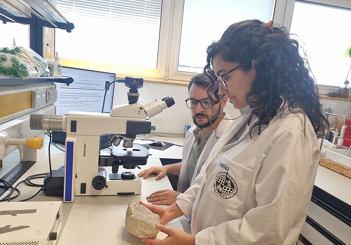 Mª Isabel Moreno y Mario Gutiérrez, en el laboratorio del Instituto de Arqueología Ibérica de la universidad.