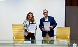 a consejera de Desarrollo Educativo y Formación Profesional, María del Carmen Castillo, ha firmado convenios de colaboración con las empresas Trivium Agronomía y Maquinaria y Avanterra Tec.