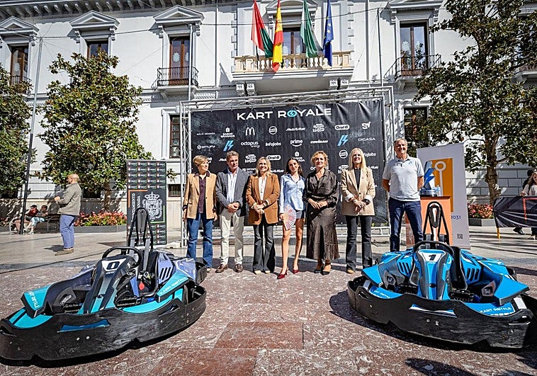 La presentación oficial de Kart Royale en la Plaza del Carmen con la alcaldesa Marifrán Carazo y la influencer Lola Lolita, entre otros.
