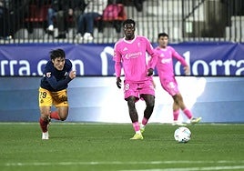 Oscar cede un balón atrás en Andorra.
