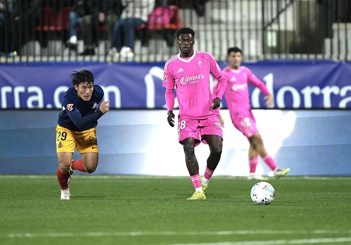 Oscar cede un balón atrás en Andorra.