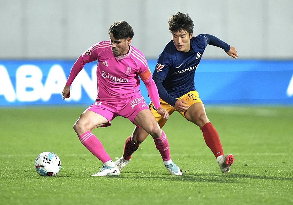 Sergio Ruiz protege un balón ante Min-su en Andorra.