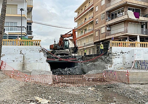 Operarios trabajando en la Rambla Villanueva de Torrenueva Costa.