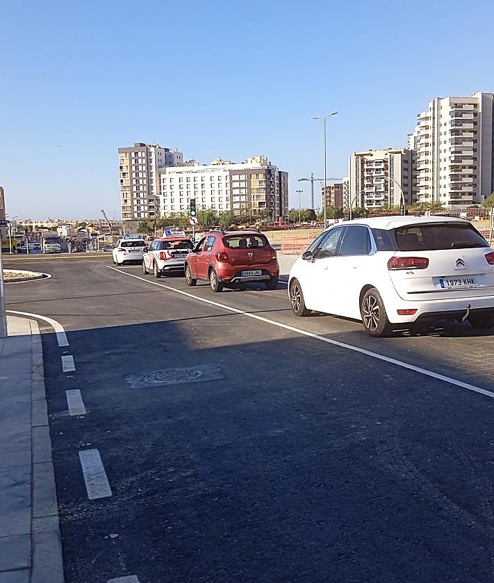 Imagen secundaria 2 - El tráfico vuelve a Los Molinos y el bus urbano recupera su trayecto habitual