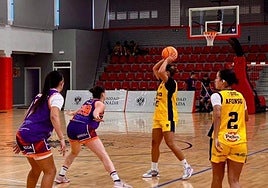 Las granadinas se emplean en defensa en partido de la Liga Femenina 2 de baloncesto.