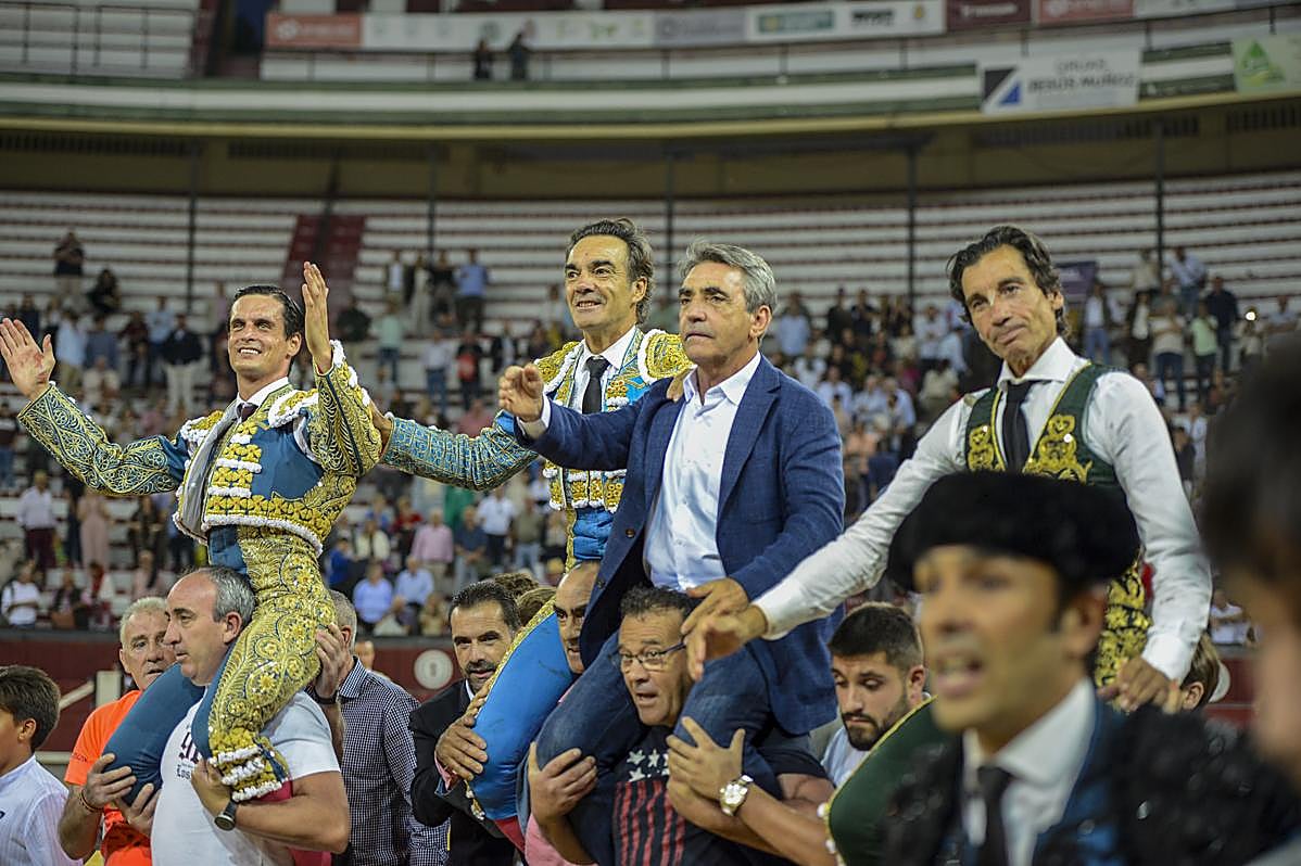 Salida a hombros de los tres toreros en el coso de la Alameda.