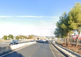 Herido un conductor de 35 años al chocar con su coche en la mediana de la Circunvalación