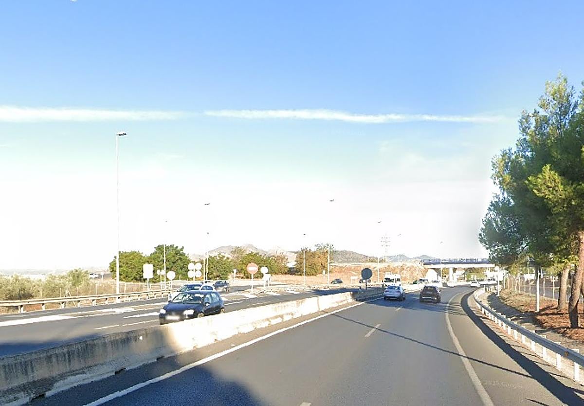 Herido un conductor de 35 años al chocar con su coche en la mediana de la Circunvalación