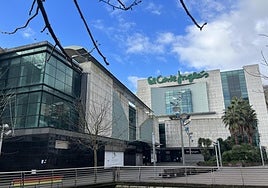 El Corte Inglés pone rebajas a mitad de precio en su outlet para camisas, chaquetas y abrigos.