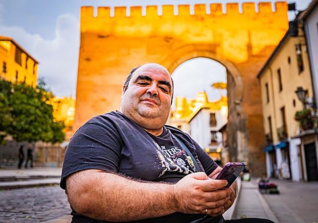 Custodio tomando notas en su móvil.