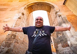 Custodio López, el nuevo rey de la novela negra, bajo el Arco de Elvira.