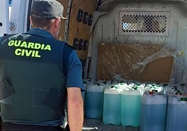 La Guardia Civil interviene tres barcos y más de 1.000 litros de gasolina derivadas del petaqueo