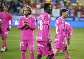 Los futbolistas del Granada se despiden de la afición en Andorra.