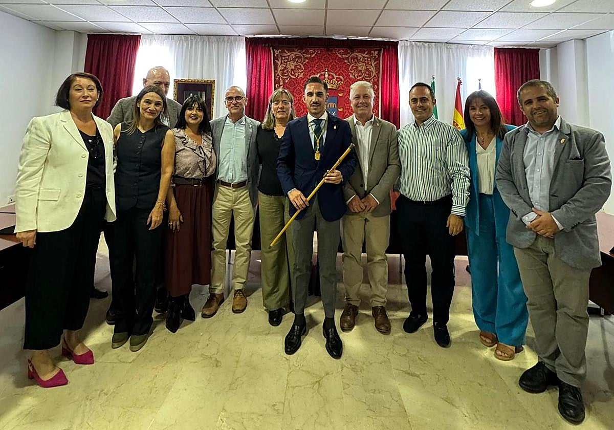 El nuevo alcalde de La Malahá, Javier Ramírez, acompañado por concejales y representantes públicos y orgánicos del PSOE.