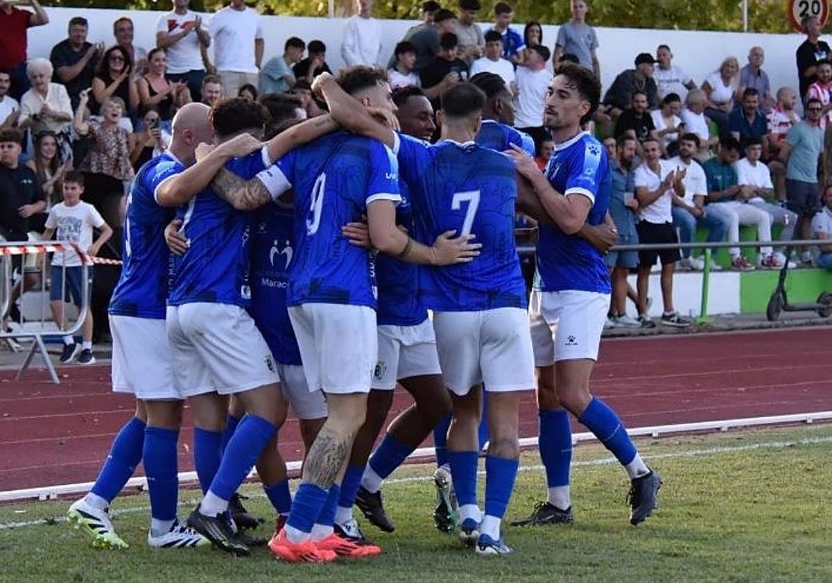 Los futbolistas del Maracena celebran un gol.