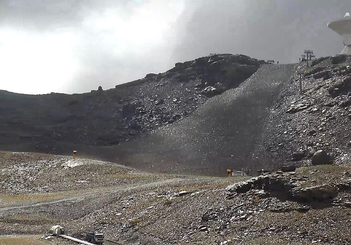 La nieve sorprende en Sierra Nevada