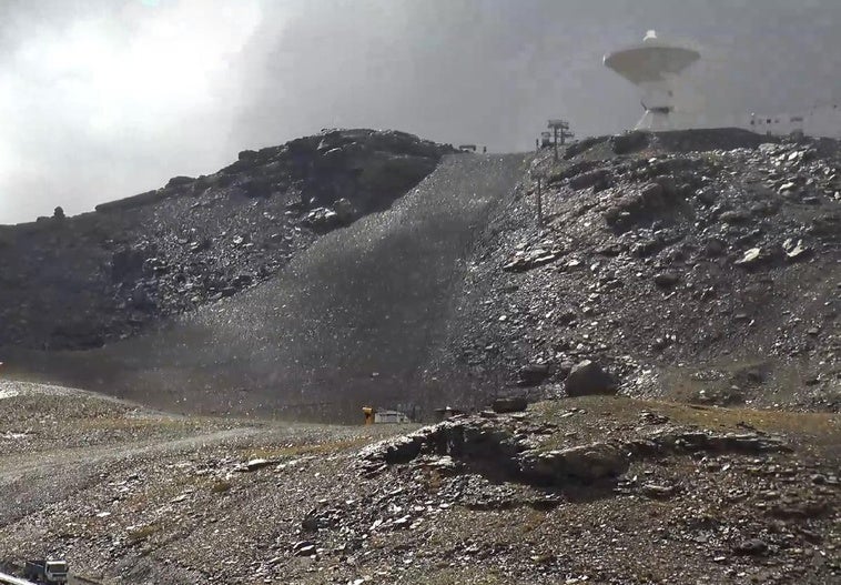 La nieve sorprende en Sierra Nevada