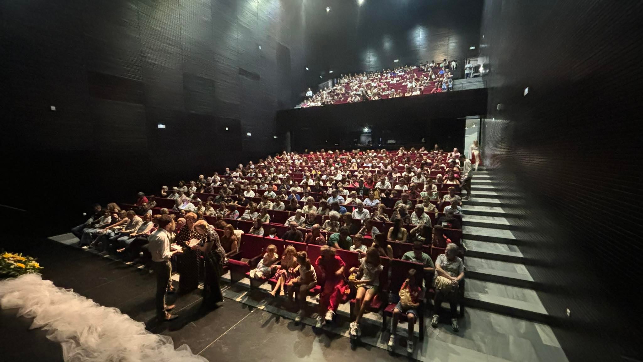 Imagen secundaria 1 - Berja se vuelca con Argar en la V Gala Berjarte a través de un teatro lleno de público, arte y emoción