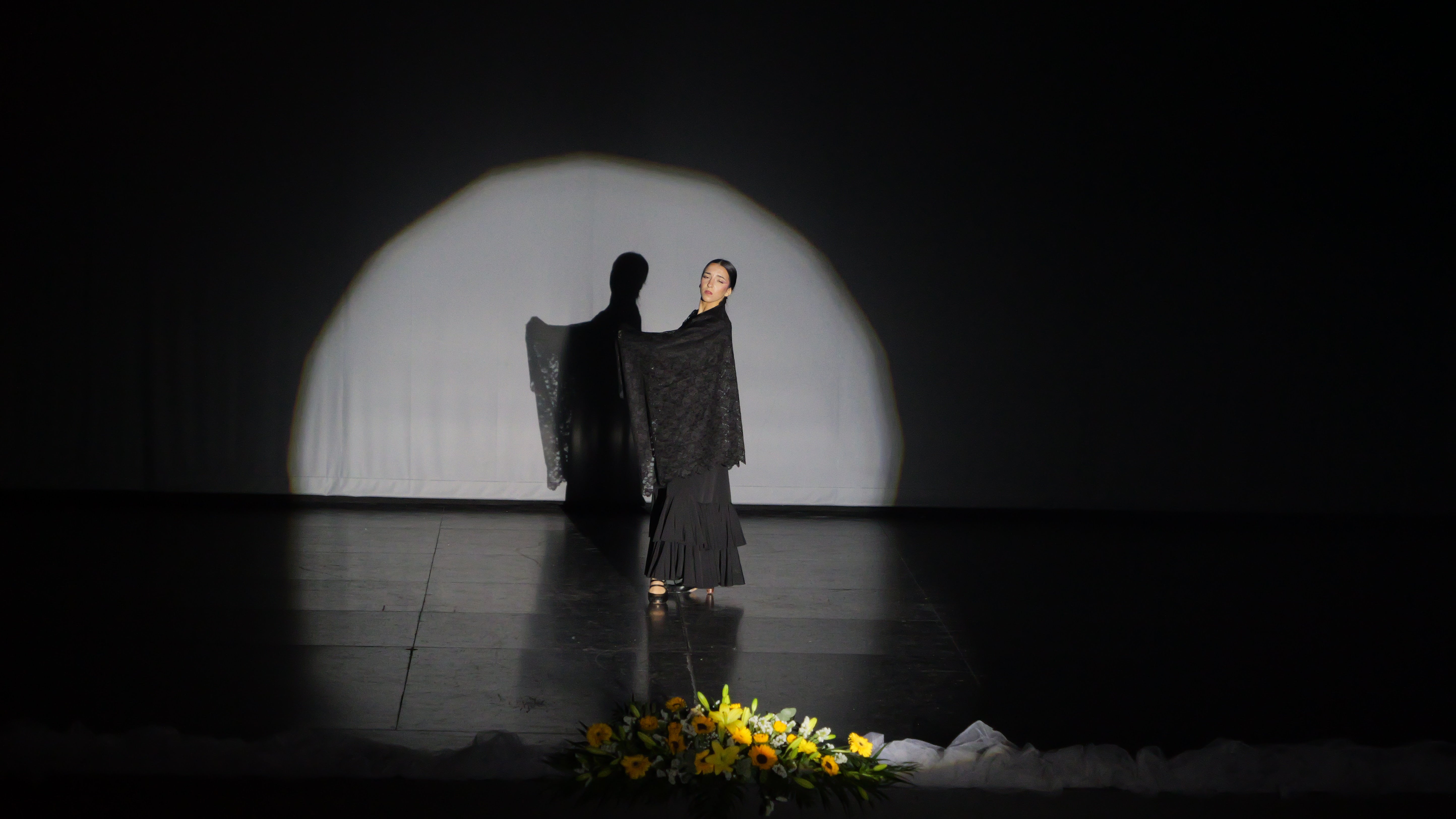 Imagen principal - Berja se vuelca con Argar en la V Gala Berjarte a través de un teatro lleno de público, arte y emoción