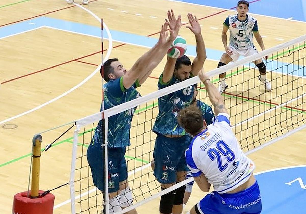 Bernardo y Jorge Fernández frenan el ataque de Cuminetti.