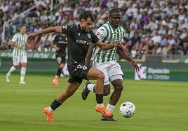 Arnau Puigmal, que avanza acosado por el incombustible Fomeyem, dio un punto a la UDA.