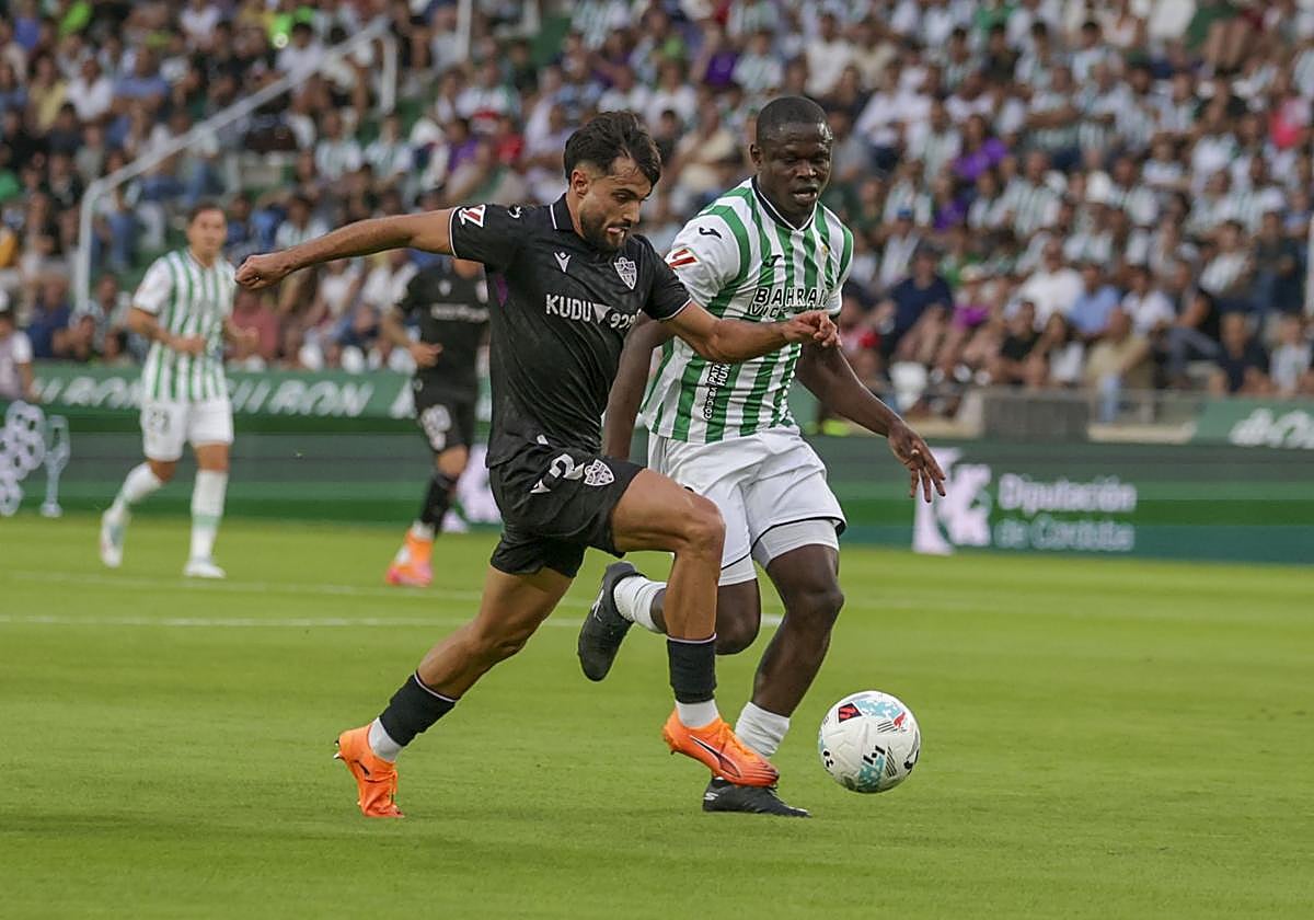 Arnau Puigmal, que avanza acosado por el incombustible Fomeyem, dio un punto a la UDA.